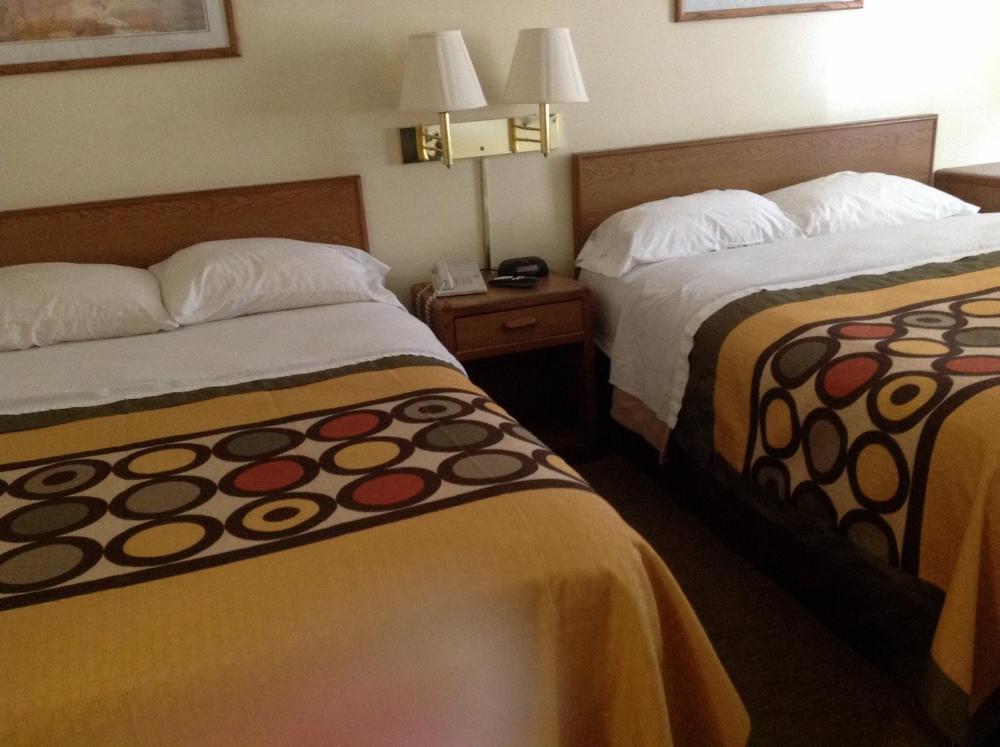Queen Room with Two Queen Beds - Non-Smoking interior